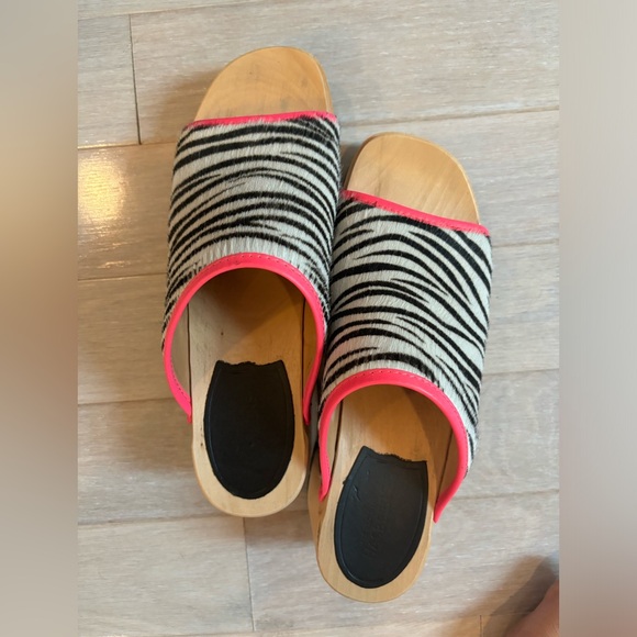 Swedish Hasbeens Zebra mule with neon pink trim. Size 40 - Picture 2 of 5